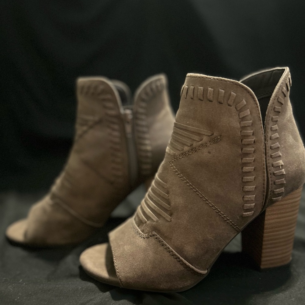 Women’s size 6 heeled ankle booties